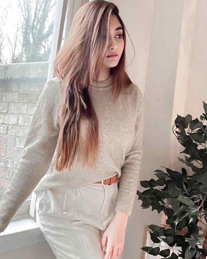 Beige Sweater Outfits for Winter 15