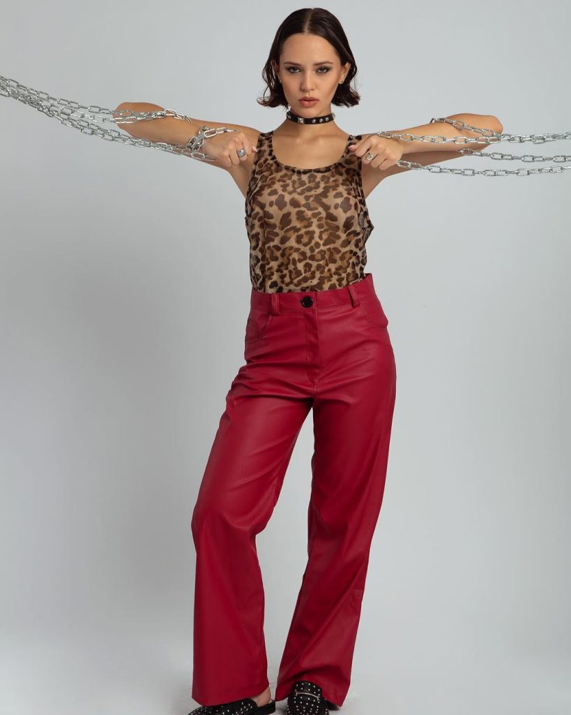 Cherry Red Pants Outfit 5