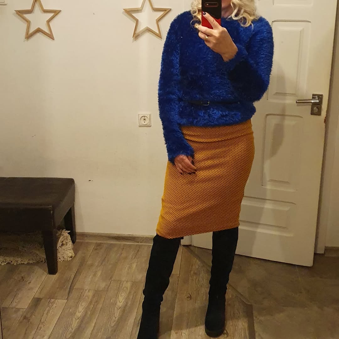 Dark Blue Sweater Outfit 13