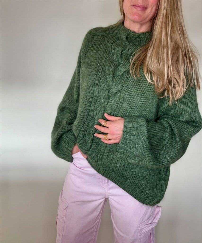 Green Sweater Outfits 21