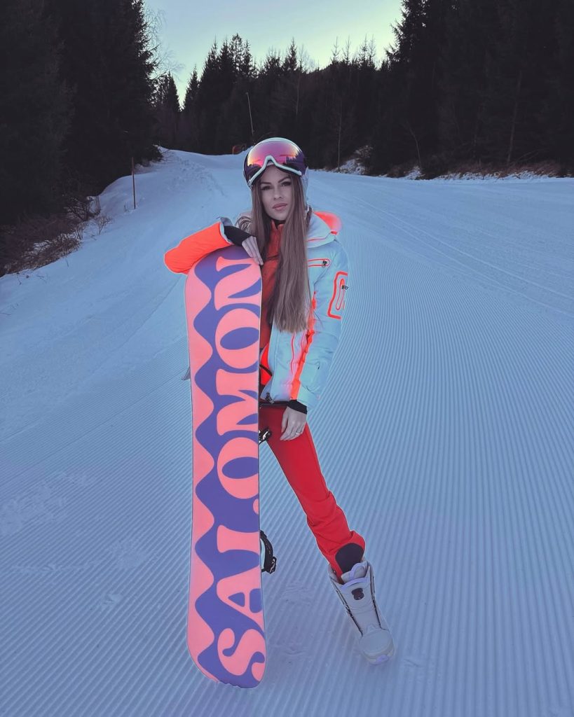 Snowboarding Outfit Idea 16